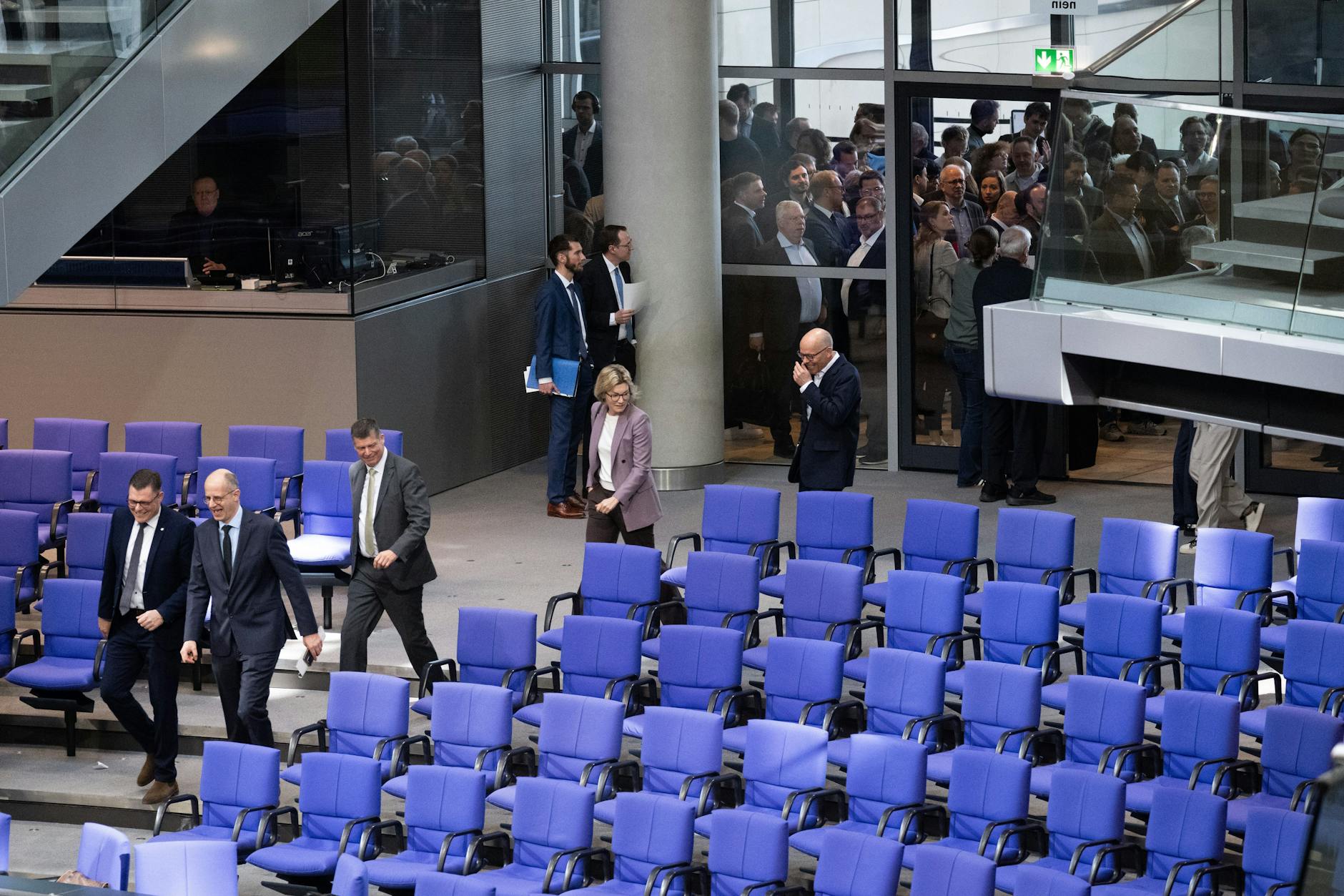 Abgeordnete kommen bei einem Hammelsprung wieder in den Plenarsaal.