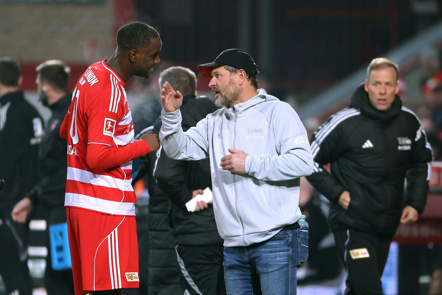 Trainer Steffen Baumgart hat Verständnis für das Fasten seiner Profis. Ilyas Ansah und Livan Brucu werden während des Spiel gegen Werder Bremen nach Sonnenuntergang essen und trinken.