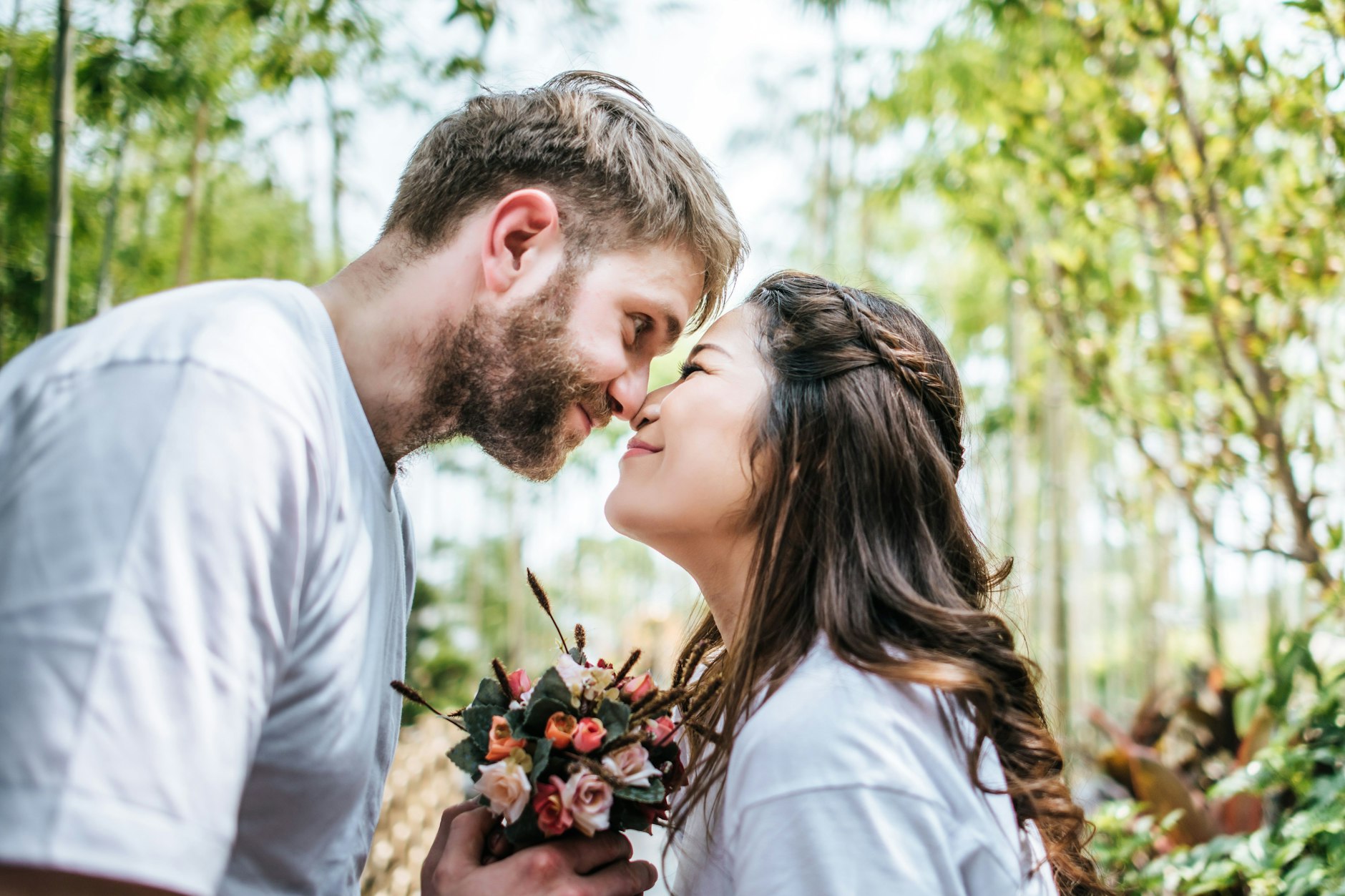Zum Monatswechsel stehen die Sterne auf Liebe – für einige Sternzeichen beginnt jetzt eine besonders glückliche Phase.