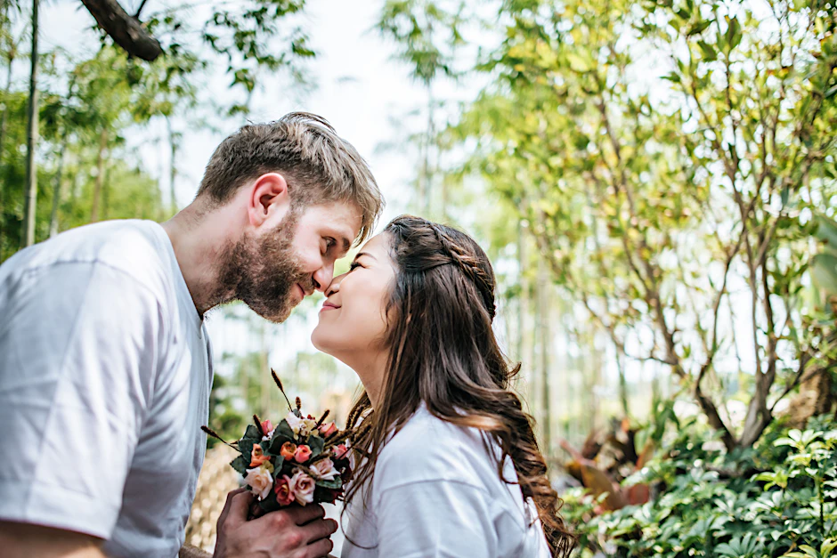 Zum Monatswechsel stehen die Sterne auf Liebe – für einige Sternzeichen beginnt jetzt eine besonders glückliche Phase.