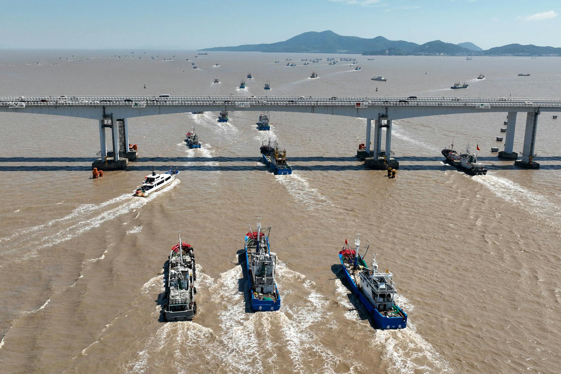 Chinesische Fischerboote auf dem Weg ins Ostchinesische Meer