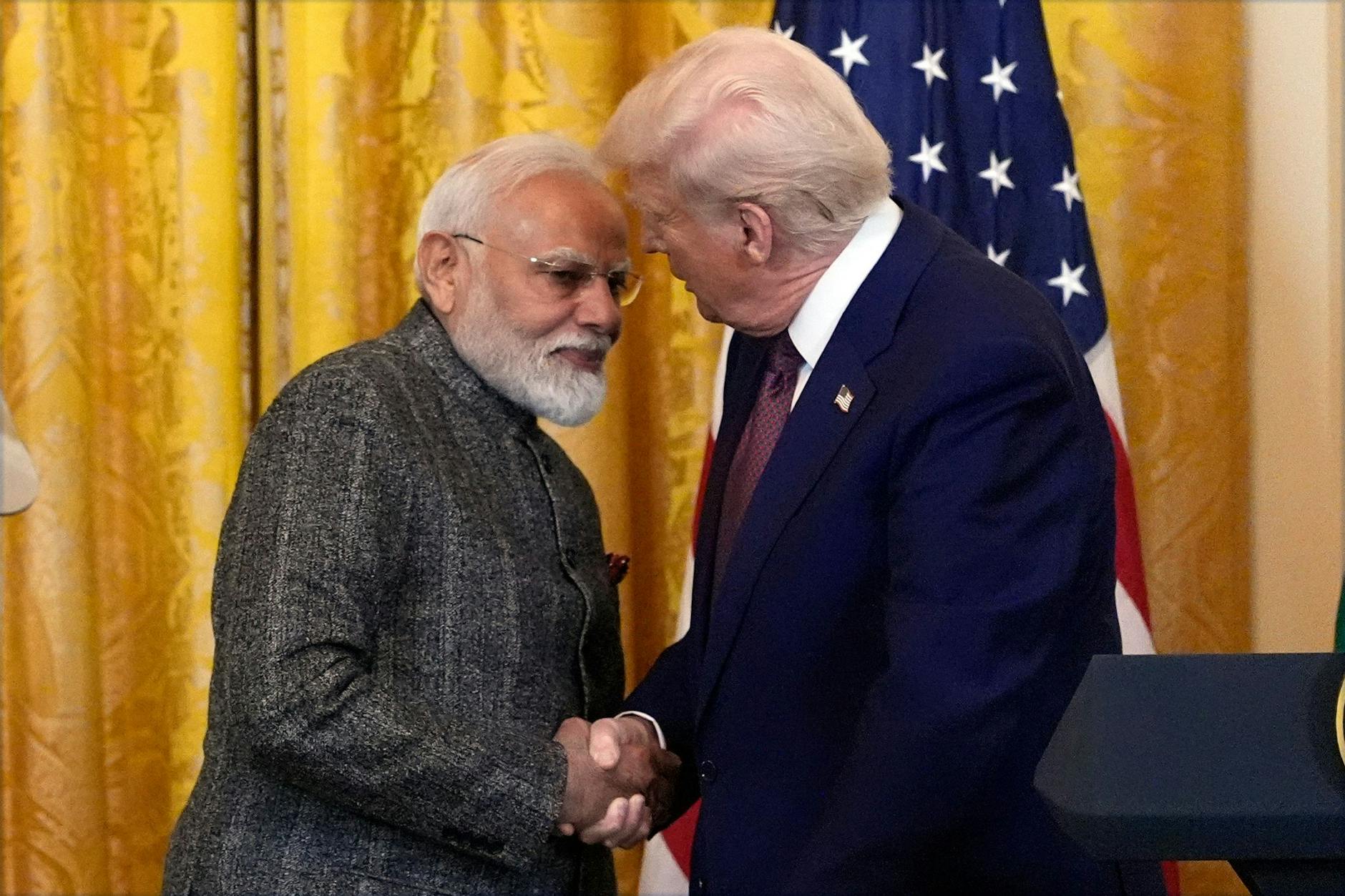 US-Präsident Donald Trump und Indiens Premierminister Narendra Modi geben sich während einer Pressekonferenz im East Room des Weißen Hauses die Hand.