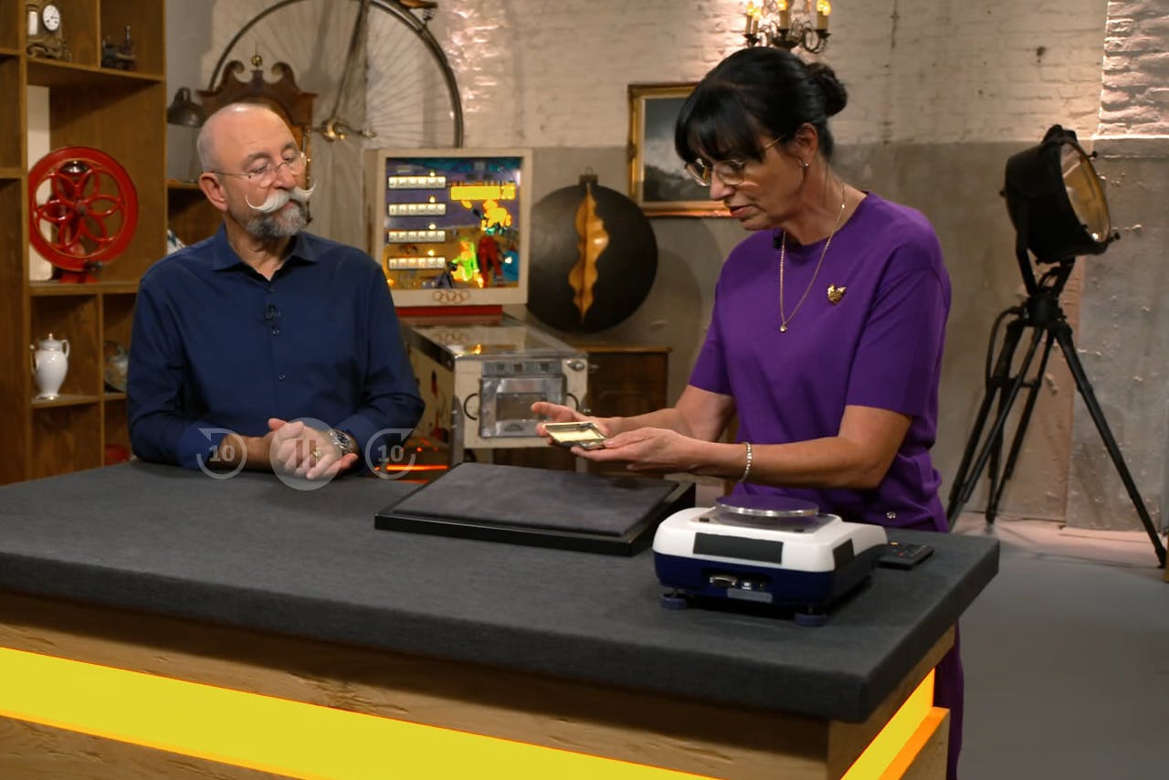 In „Bares für Rares“ wird ein 100 Jahre altes Zigarettenetui angeboten. Moderator Horst Lichter und Expertin Heide Rezepa-Zabel sind begeistert.