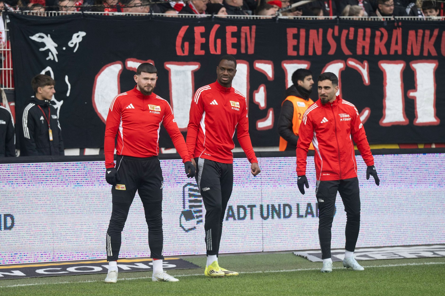 Ilyas Ansah (M.) und Livan Burcu (r.) prakitzieren Ramadan und halten sich strikt an die Fastenzeit. Essen und Trinken sind tagsüber also nicht erlaubt. 