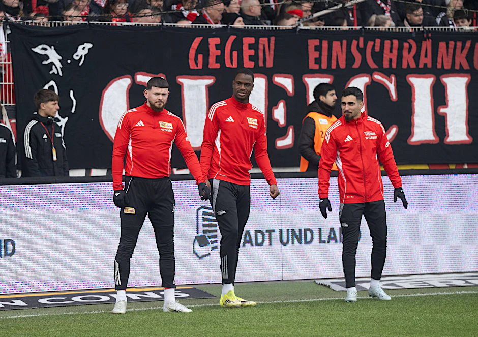 Ilyas Ansah (M.) und Livan Burcu (r.) prakitzieren Ramadan und halten sich strikt an die Fastenzeit. Essen und Trinken sind tagsüber also nicht erlaubt.