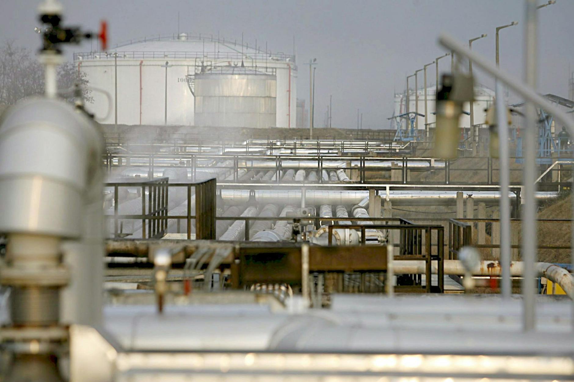 Ungarn: Ein Teil der Empfangsstation der Druschba-Ölpipeline in der größten Ölraffinerie des Landes in Szazhalombatta