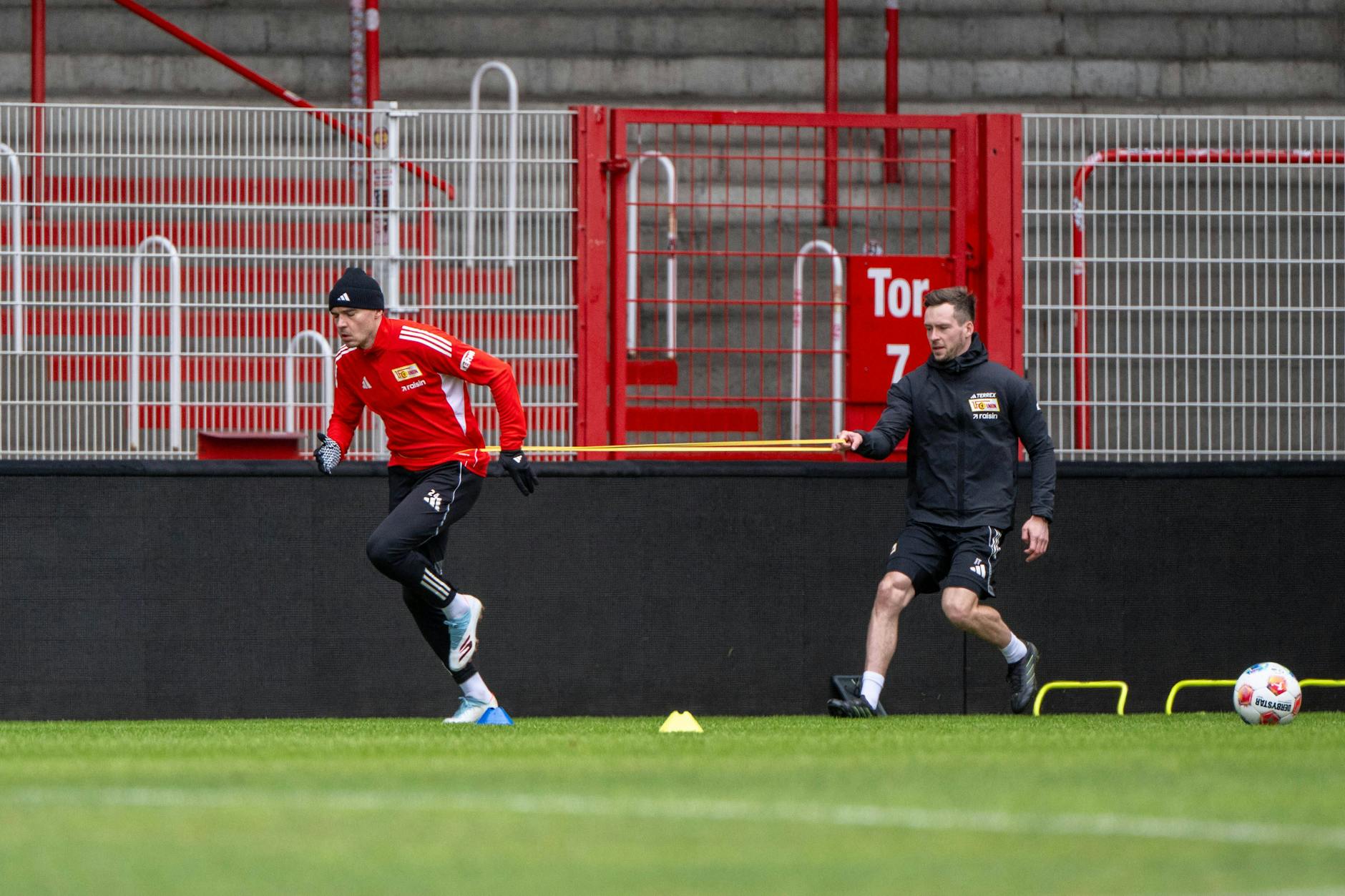 Robert Skov war beim 1. FC Union Berlin nur zu Saisonbeginn fit. Zuletzt kehrte er mit Rehatrainer Johannes Thienel zumindest vorsichtig auf den Rasen zurück.