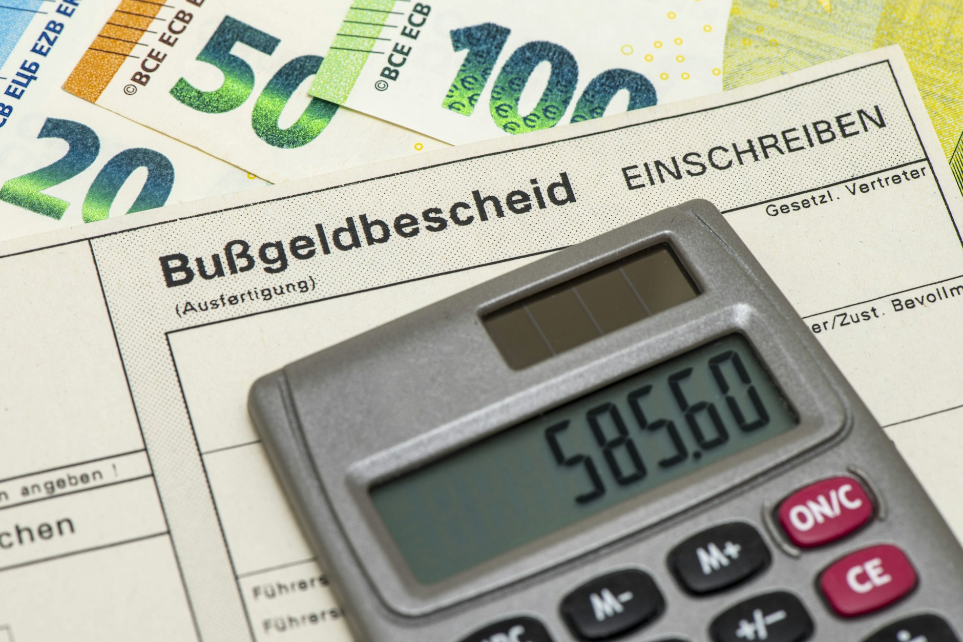 Etliche Strafzettel flackern bei dem armen Senior ein.