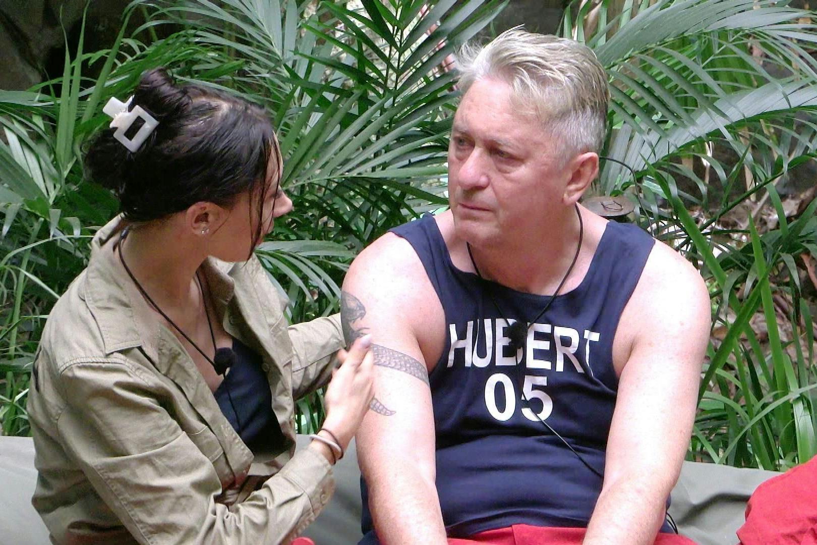 Samira Yavuz spricht mit Hubert Fella im Dschungelcamp noch mal über die Ohrstöpsel-Diskussion.