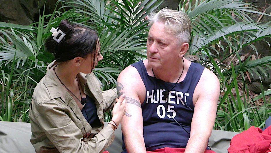 Samira Yavuz spricht mit Hubert Fella im Dschungelcamp noch mal über die Ohrstöpsel-Diskussion.