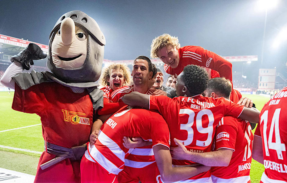 Da freut sich auch Maskottchen Ritter Keule: Gleich drei Profis des 1. FC Union Berlin stehen wegen eines Verbandswechsels vor der Teilnahme an der WM 2026. 