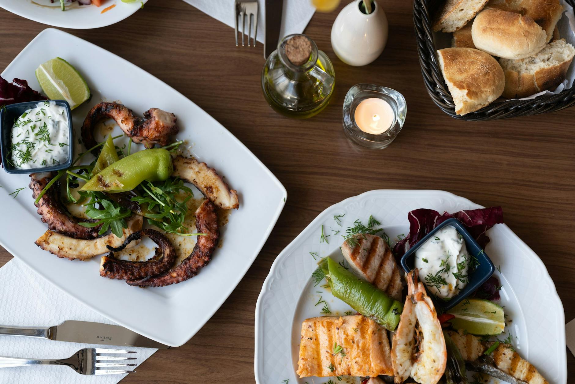 Wie am Mittelmeer: In der Ahtapot Fischbar in Charlottenburg fühlt man sich wie im Urlaub.