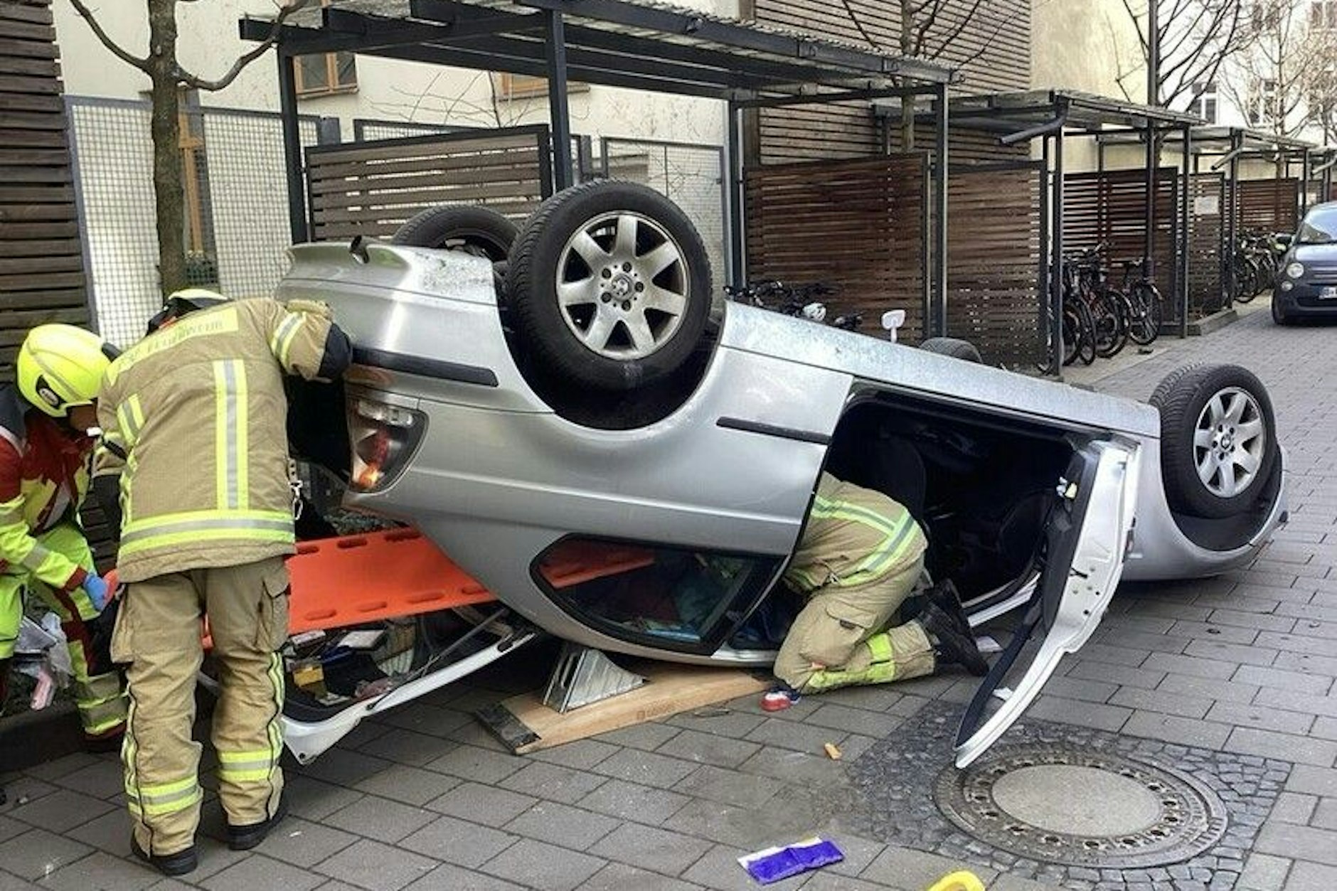 Das Auto liegt nach dem Unfall auf dem Dach.