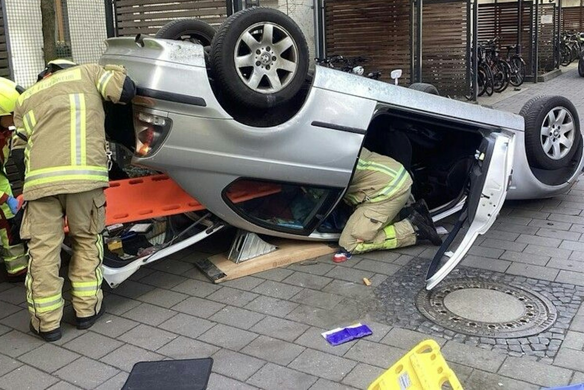 Auto landet auf dem Dach: Feuerwehr rettet Eingeschlossenen
