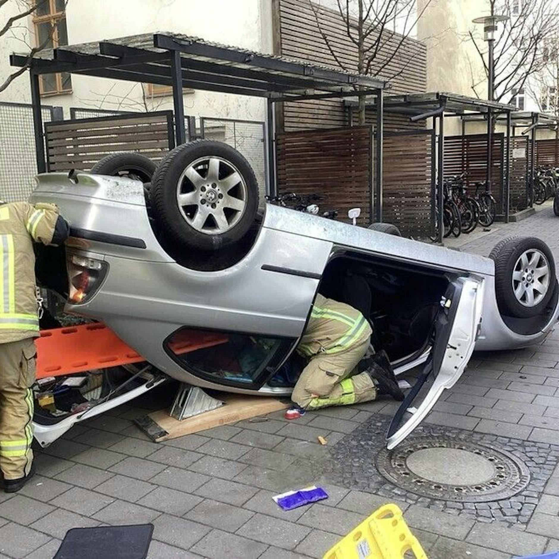Image - Auto landet auf dem Dach: Feuerwehr rettet Eingeschlossenen