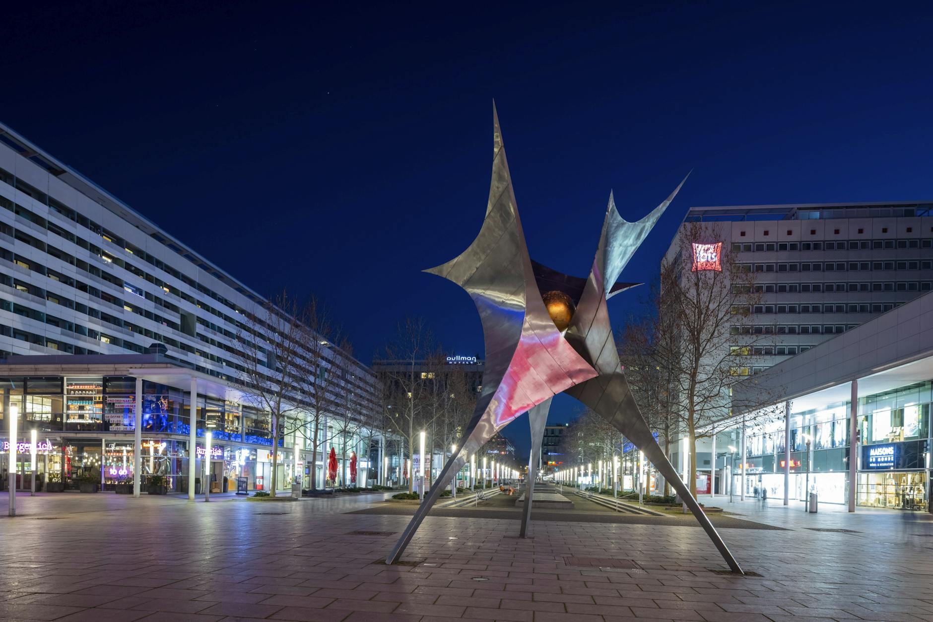 Einkaufsmeile Prager Strasse in Dresden.