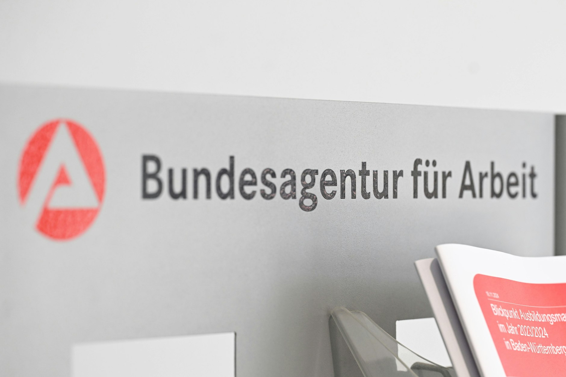 Die Anzahl der Arbeitslosen verharrt weiterhin über drei Millionen.