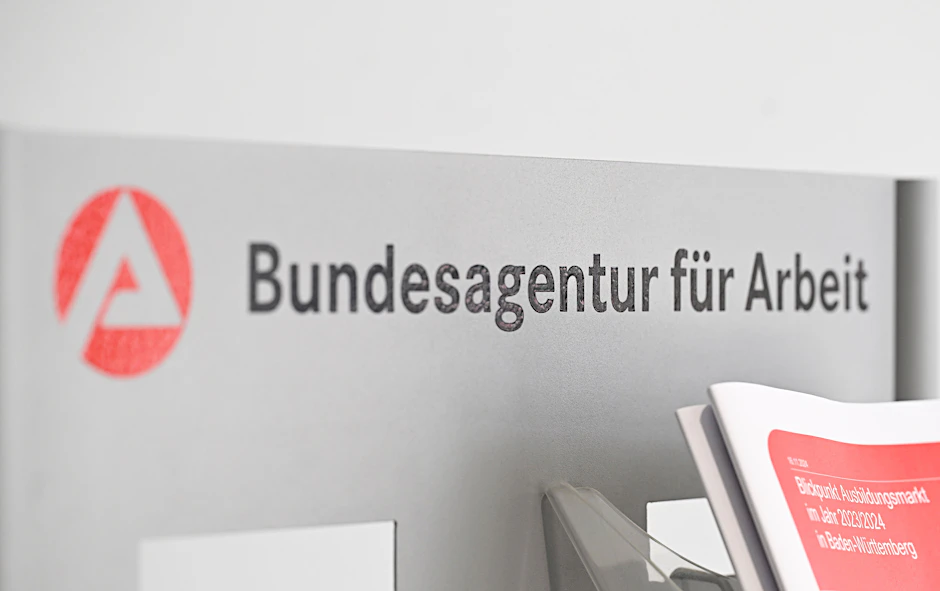 Die Anzahl der Arbeitslosen verharrt weiterhin über drei Millionen.