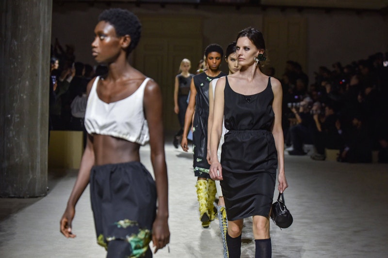 Jil Sander, Prada, Fendi – die Modenschauen in Mailand mischen die Champagner-90s auf