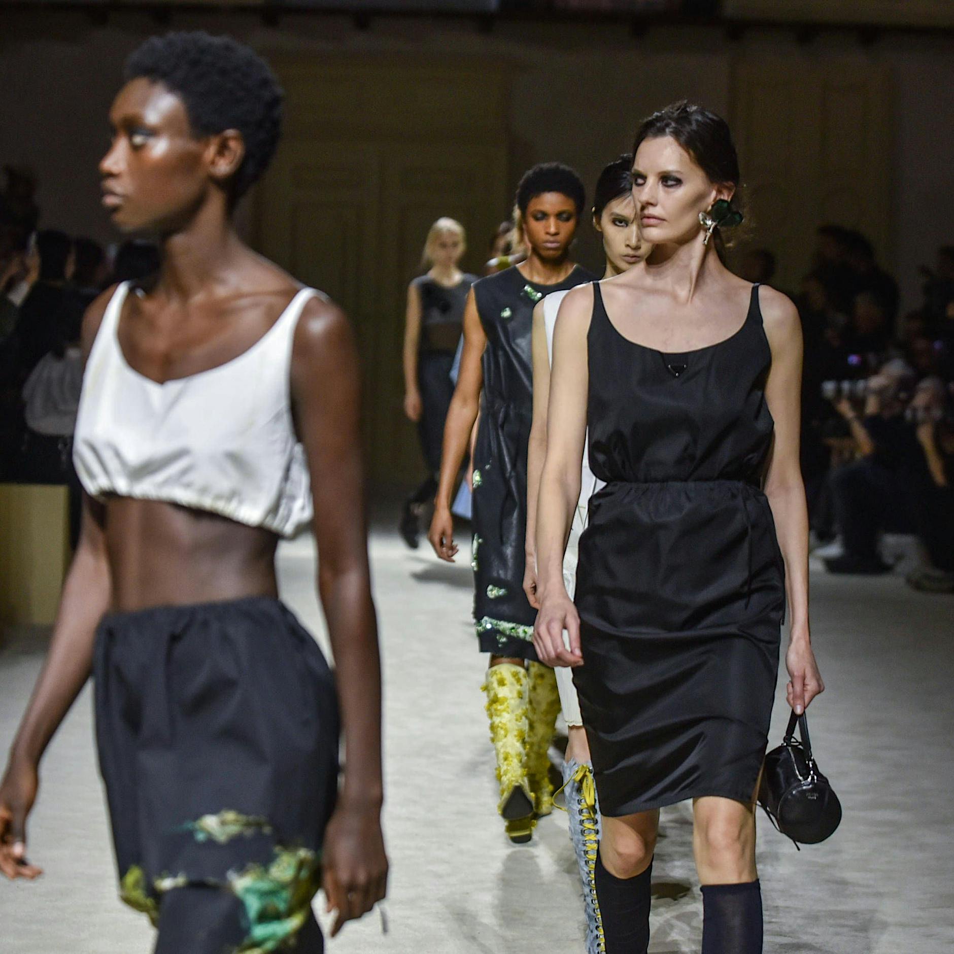 Jil Sander, Prada, Fendi – die Modenschauen in Mailand mischen die Champagner-90s auf