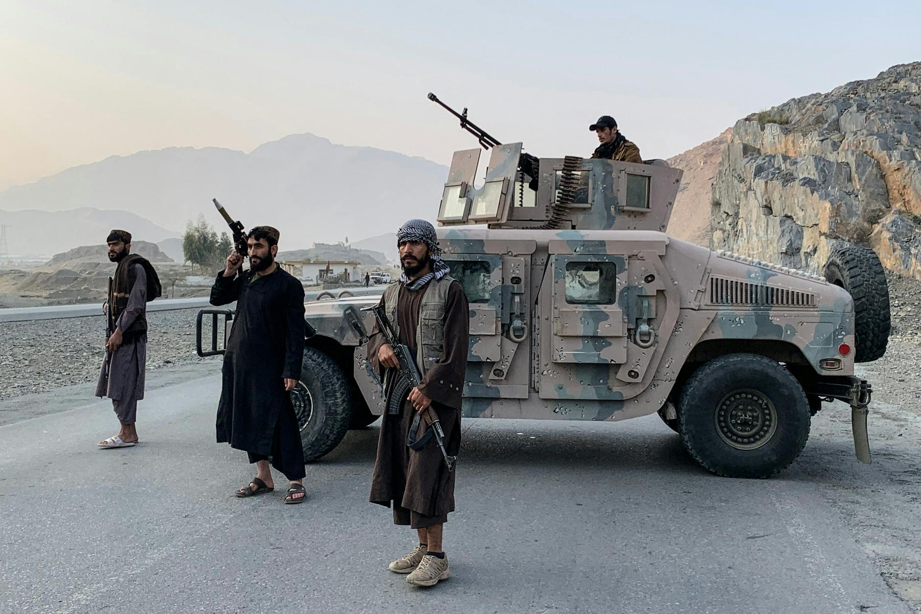 Taliban-Kräfte am Grenzübergang zu Pakistan: Nach Luftangriffen hat Islamabad den „offenen Krieg” gegen Afghanistan erklärt.