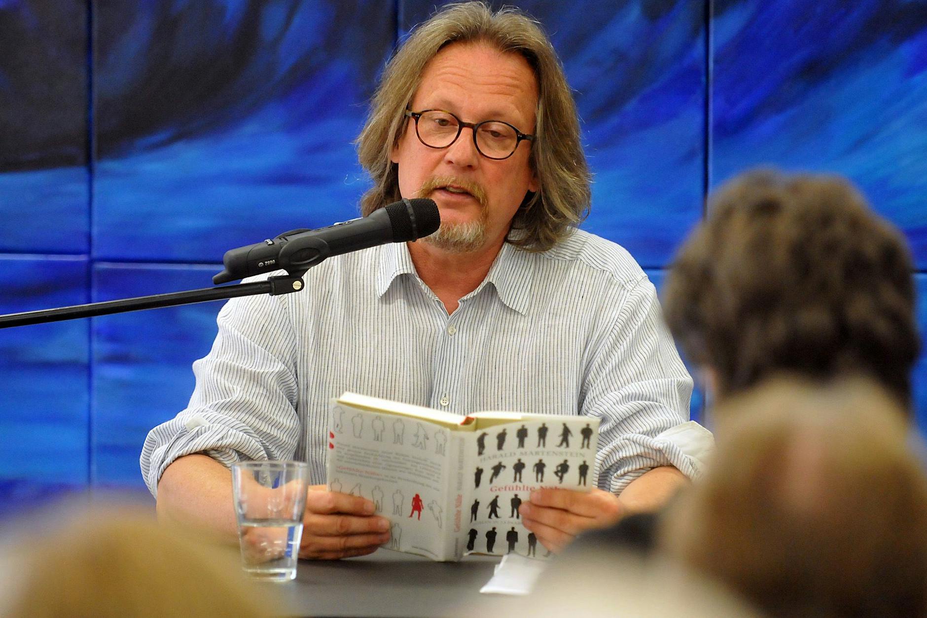Harald Martenstein bei einer Lesung. In der Lanz-Runde sprach sich der Schriftsteller klar gegen ein AfD-Parteiverbot aus.
