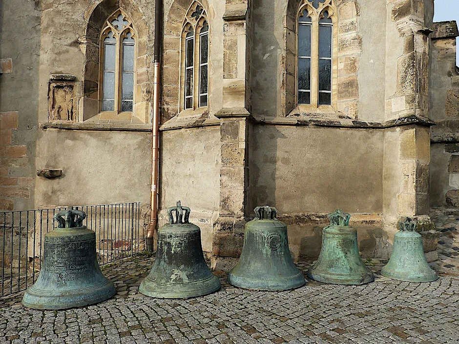 Die historischen Glocken auf dem Magdeburger Kirchhof.