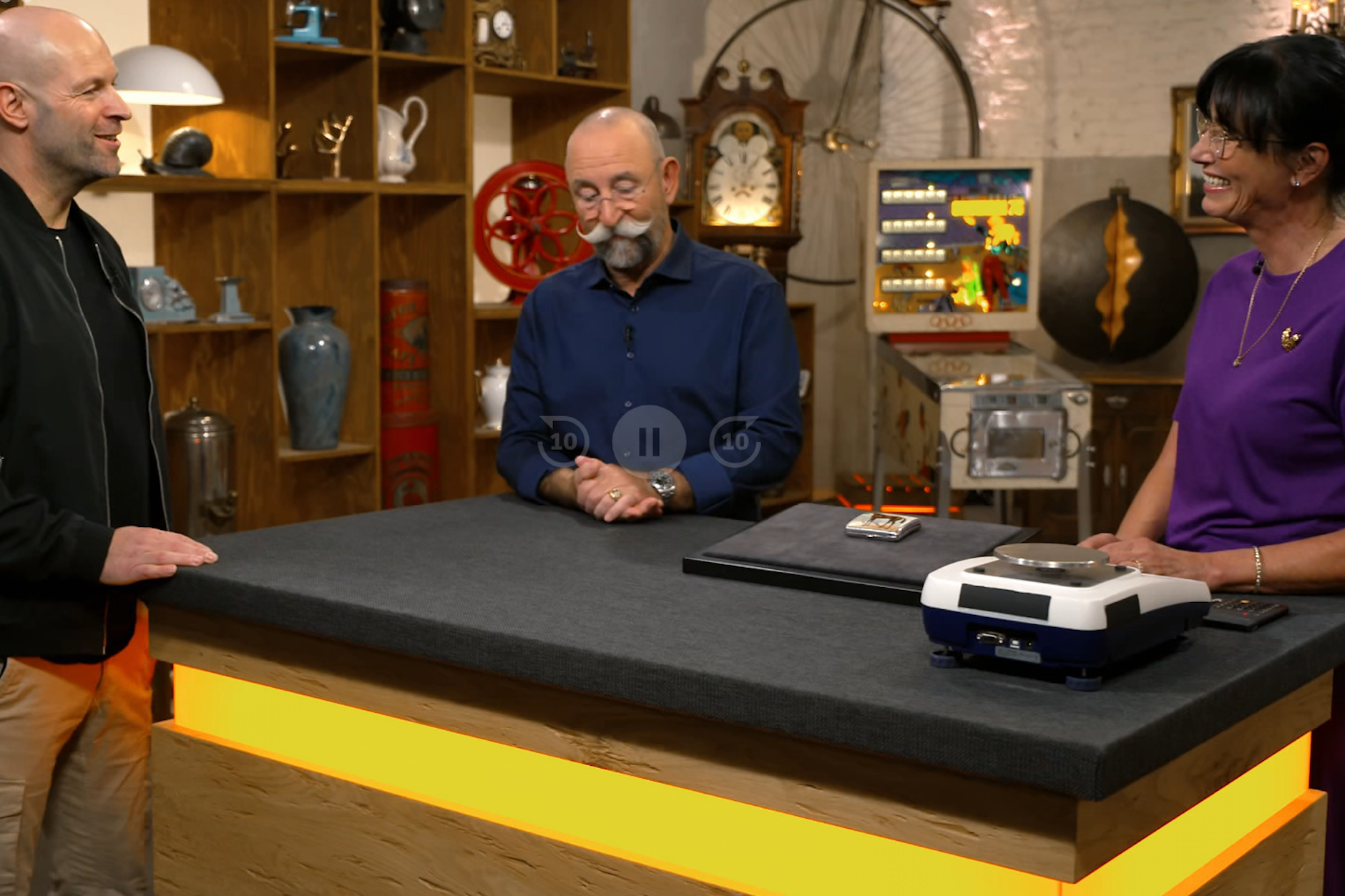 Verkäufer Marco hat bei einer Haushaltauflösung nur 5 Euro für die silberne Rarität bezahlt. Moderator Horst Lichter und Expertin Heide Rezepa-Zabel überraschen ihn mit dem wahren Wert.