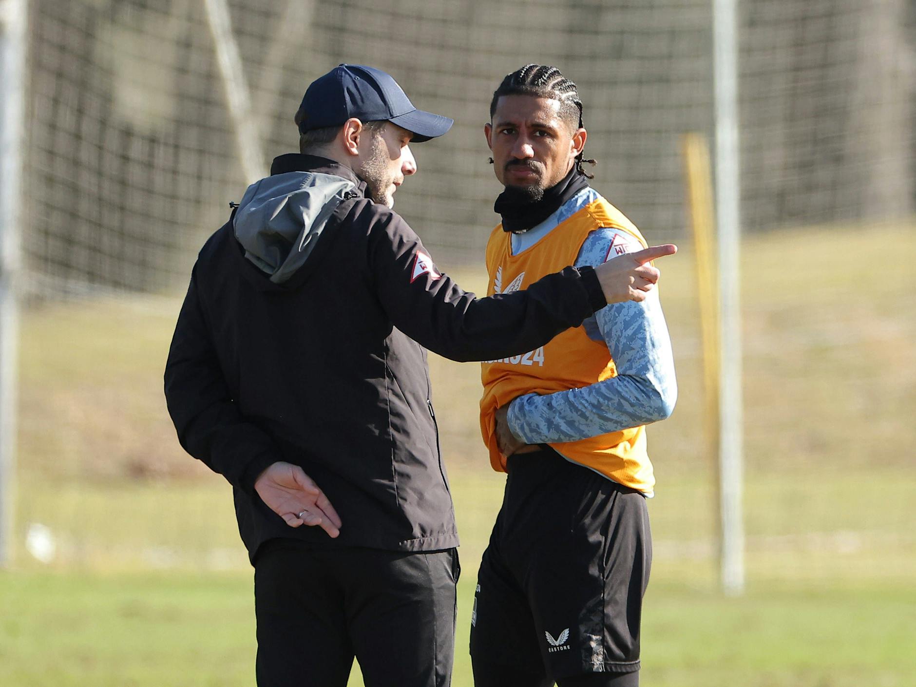 Trainer Stefan Leitl bereitet Jeremy Dudziak schon mal auf seinen Startelf-Einsatz vor.