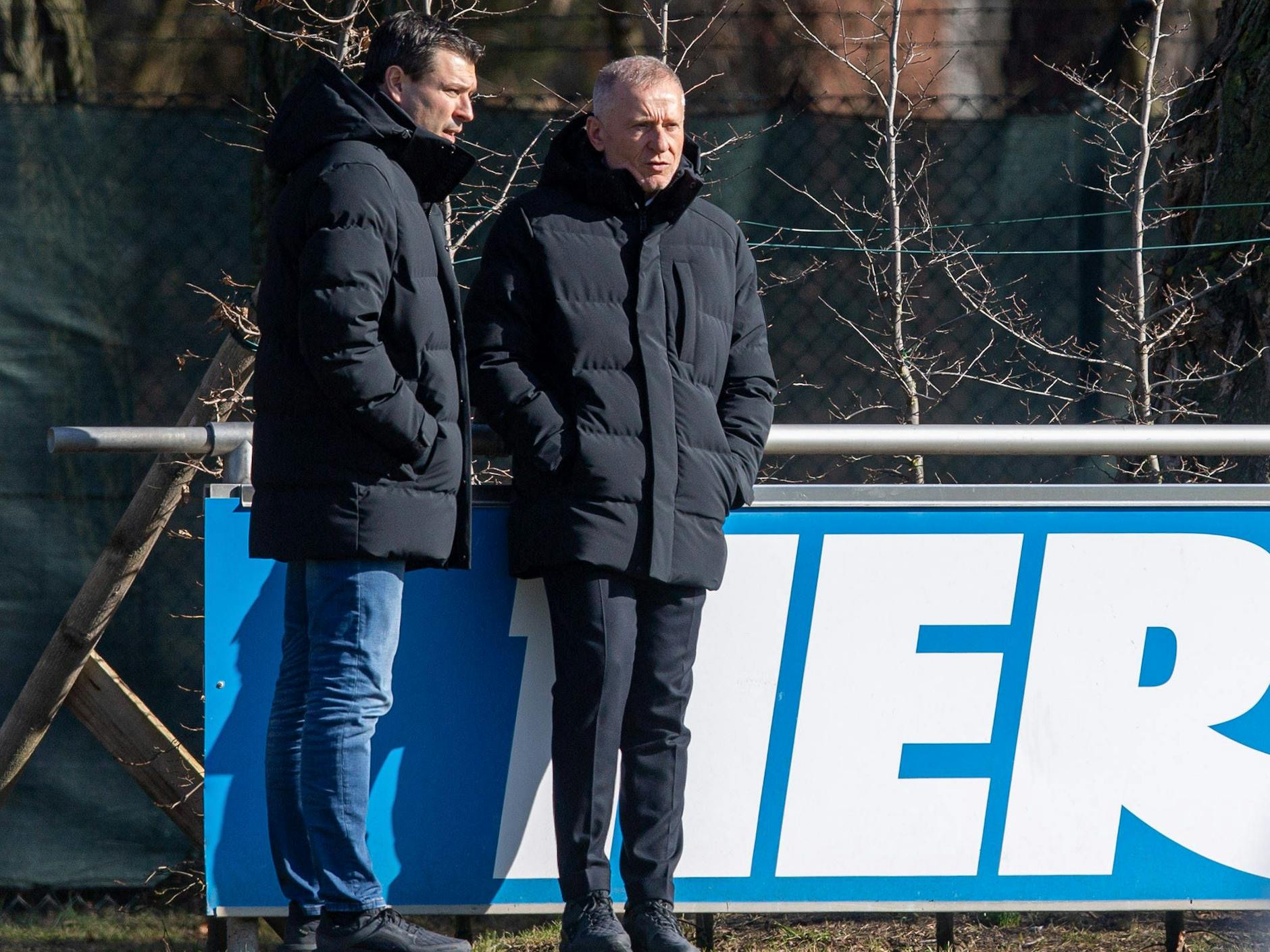 Sportdirektor Benjamin Weber und Geschäftsführer Dr. Peter Görlich beobachteten das Training bei Hertha BSC in dieser Woche ganz genau.