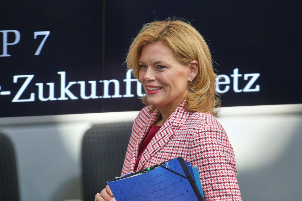Bundestagspräsidentin Julia Klöckner (CDU) muss das Diäten-Plus lediglich als Drucksache veröffentlichen. 