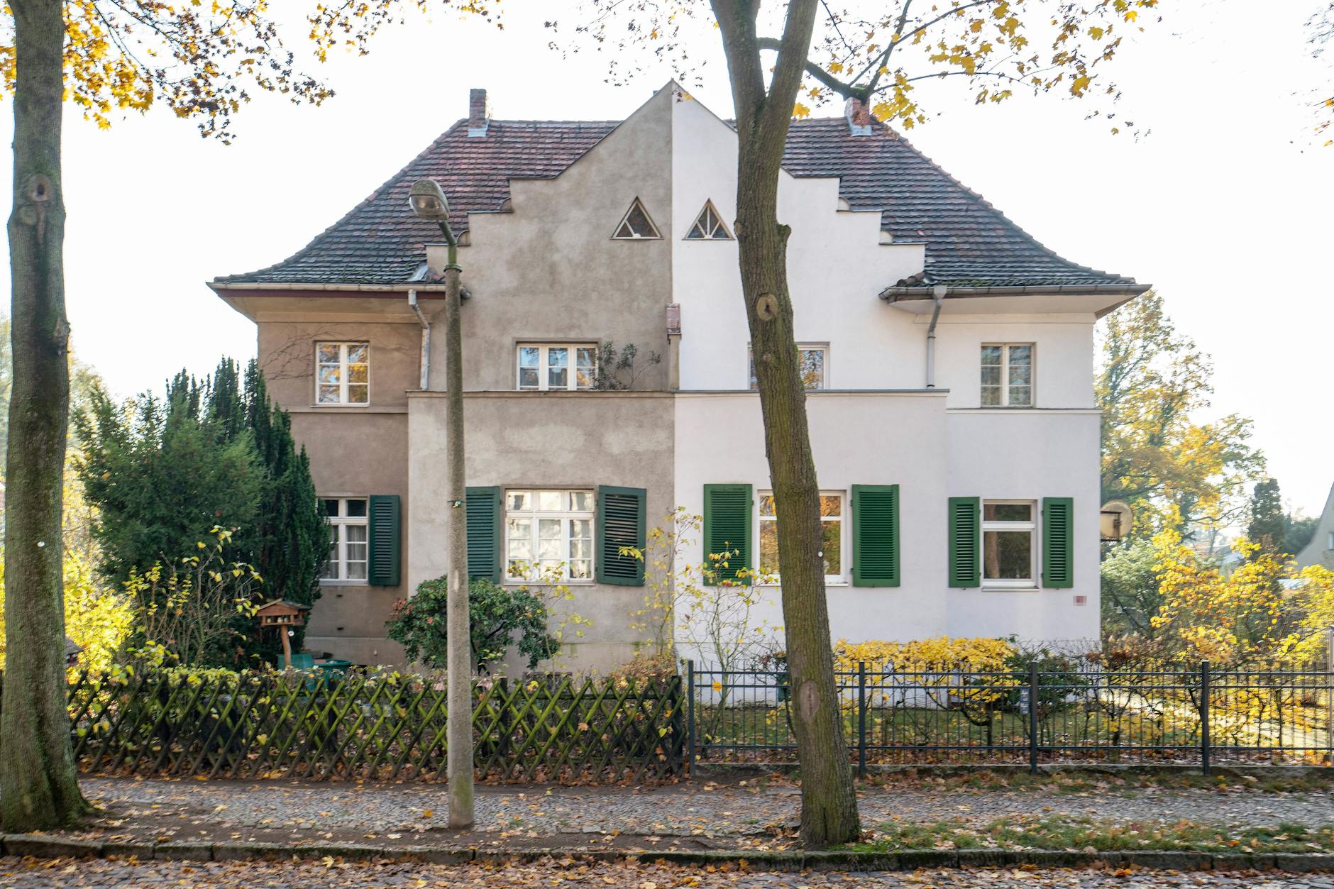 Zeit den Sanierungstau ganz gut: Unterschiedliche Doppelhaushälften in Berlin.