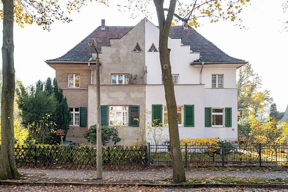 Zeit den Sanierungstau ganz gut: Unterschiedliche Doppelhaushälften in Berlin.