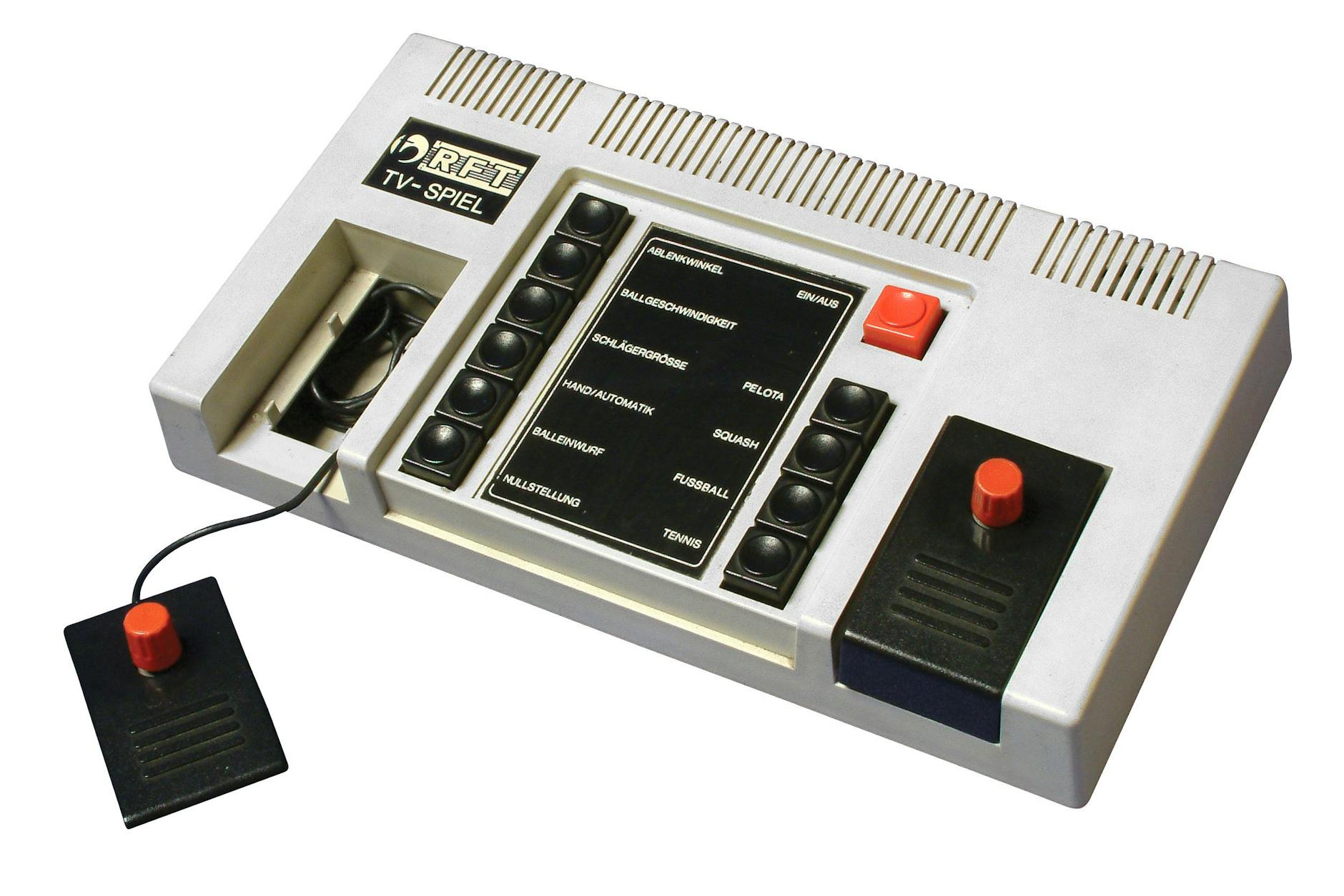 Die legendäre DDR-Spielkonsole BSS01 in Weiß – mit den Spielen Pelota, Squash, Fußball und Tennis.