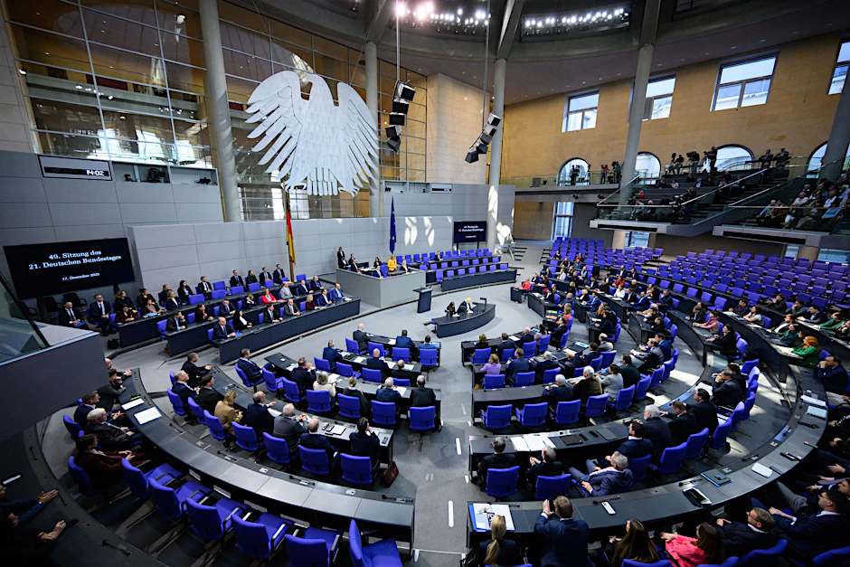 Die Bezüge der Abgeordneten des Bundestages steigen ab Juli voraussichtlich um fast 500 Euro.