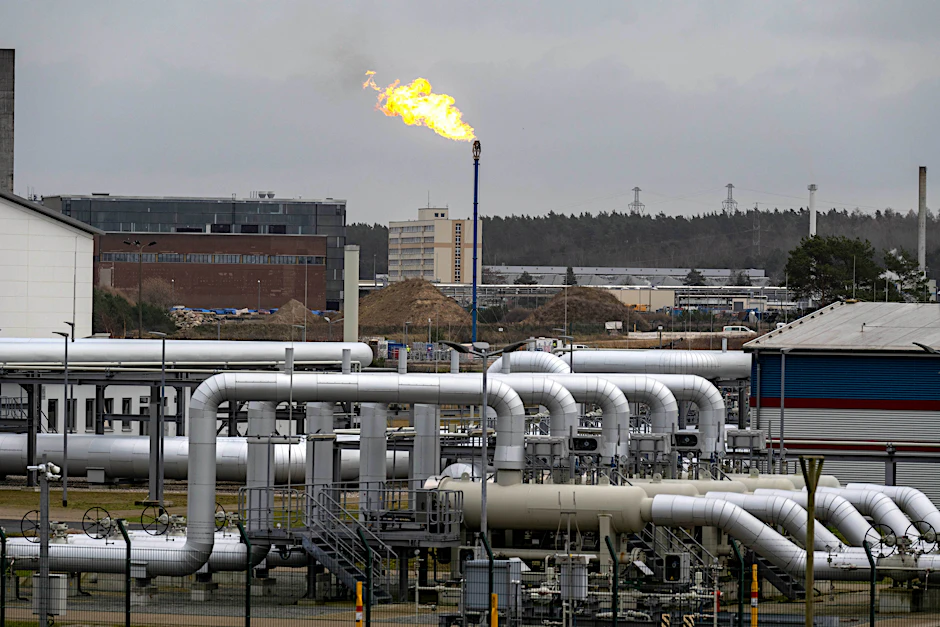 Ein Gemisch aus Erdgas und Wasserstoff brennt ab beim Abschluss der Befüllung der ersten Wasserstoff-Pipeline.