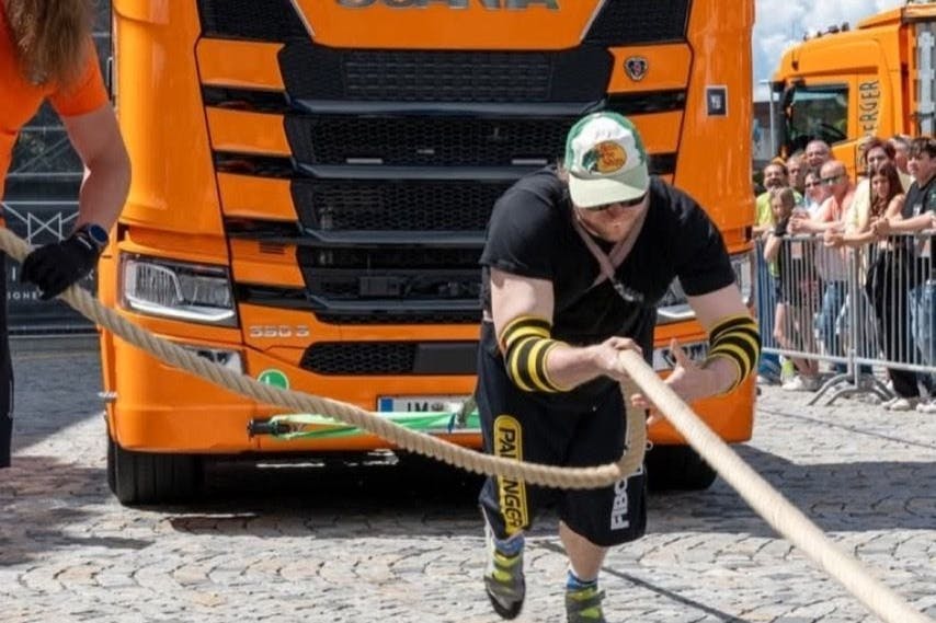 Felix Zappe zieht bei der Österreichischen Meisterschaft Höpperger Truckpull Challenge einen Lkw.