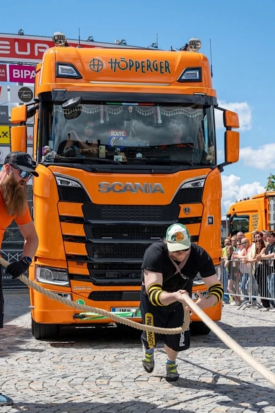 Felix Zappe zieht bei der Österreichischen Meisterschaft Höpperger Truckpull Challenge einen Lkw.