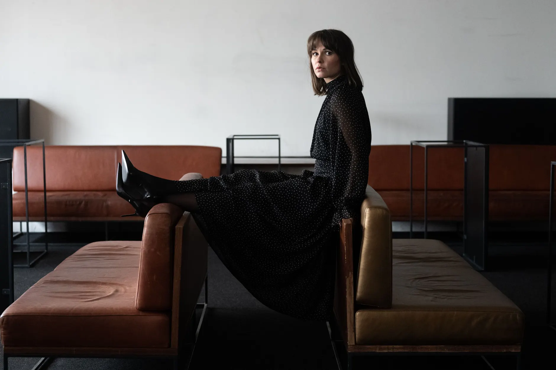 Die Schauspielerin Svenja Liesau in der Bar des Deutschen Theaters