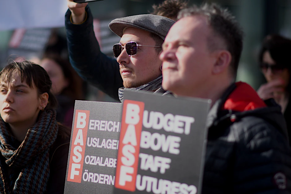 Mehrere Hundert Beschäftigte protestieren am Freitag vor dem Berliner Servicezentrum von BASF gegen die geplante Verlagerung von Arbeitsplätzen nach Indien.