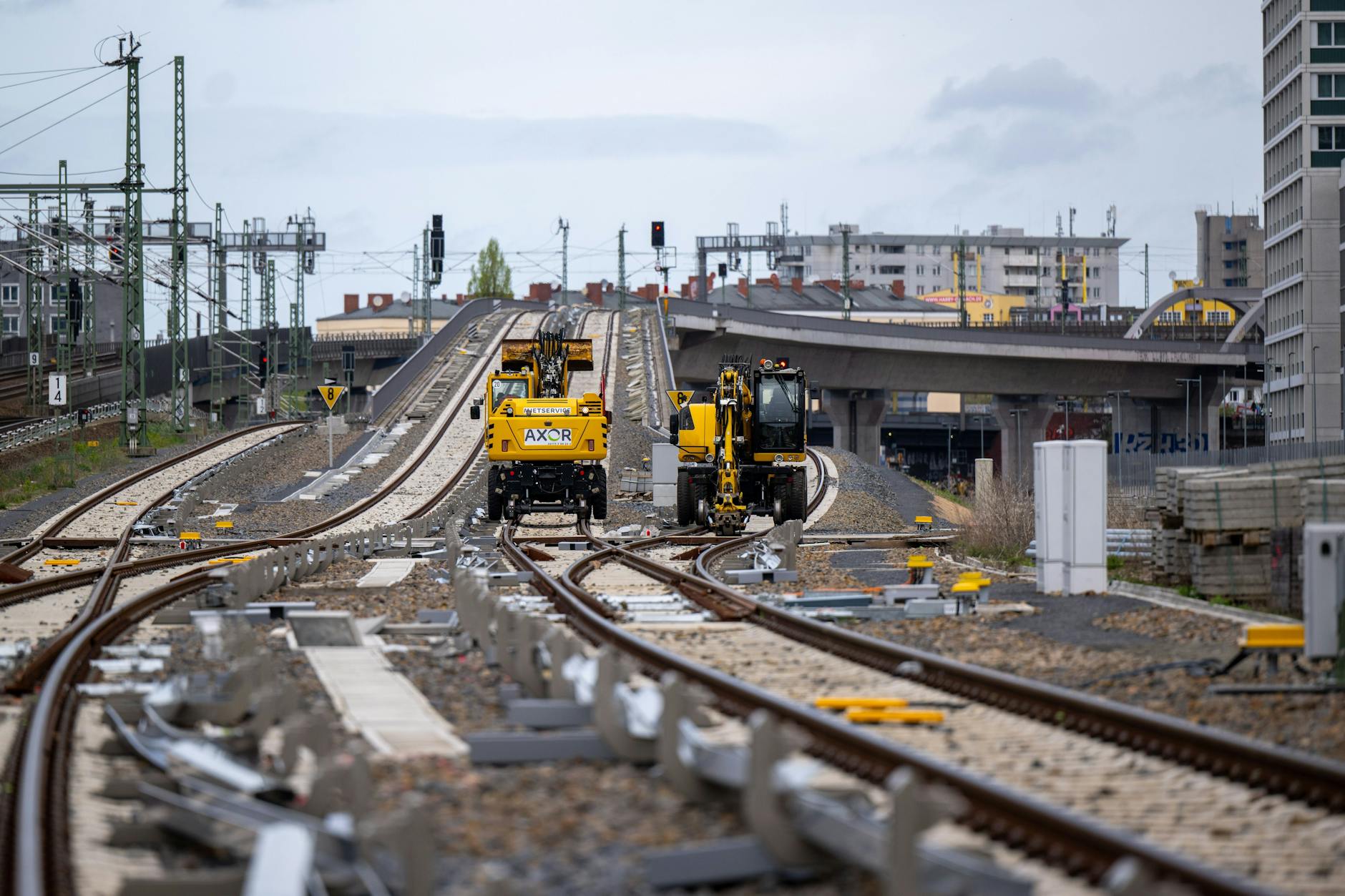 Baufahrzeuge stehen in der Nähe des Hauptbahnhofs auf den Gleisen auf der Baustelle der künftigen S15-Bahnstrecke. Der erste Abschnitt der geplanten neuen Nord-Süd-Verbindung der Berliner S-Bahn sollte ursprünglich Ende 2025 in Betrieb gehen, wurde dann aber auf Frühjahr 2026 verschoben.