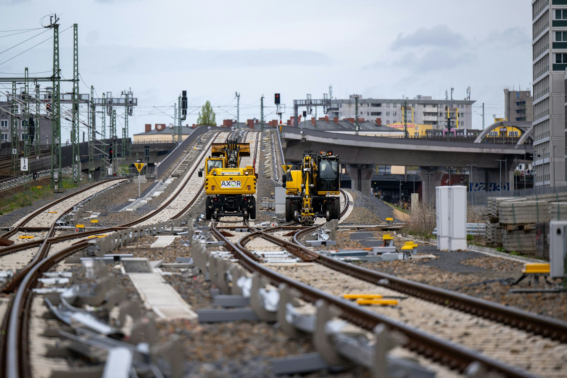 Baufahrzeuge stehen in der Nähe des Hauptbahnhofs auf den Gleisen auf der Baustelle der künftigen S15-Bahnstrecke. Der erste Abschnitt der geplanten neuen Nord-Süd-Verbindung der Berliner S-Bahn sollte ursprünglich Ende 2025 in Betrieb gehen, wurde dann aber auf Frühjahr 2026 verschoben.