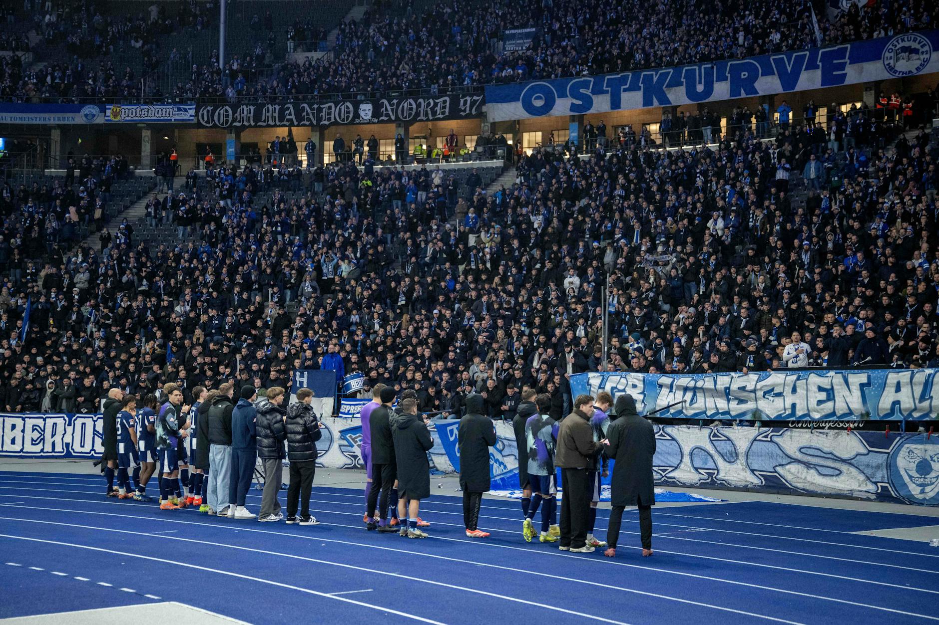 Ob Sieg oder Niederlage, der Gang der Spieler zu den Fans in der Ostkurve ist bei Hertha BSC ein Ritual. Wie wird die Stimmung am Sonntag sein?