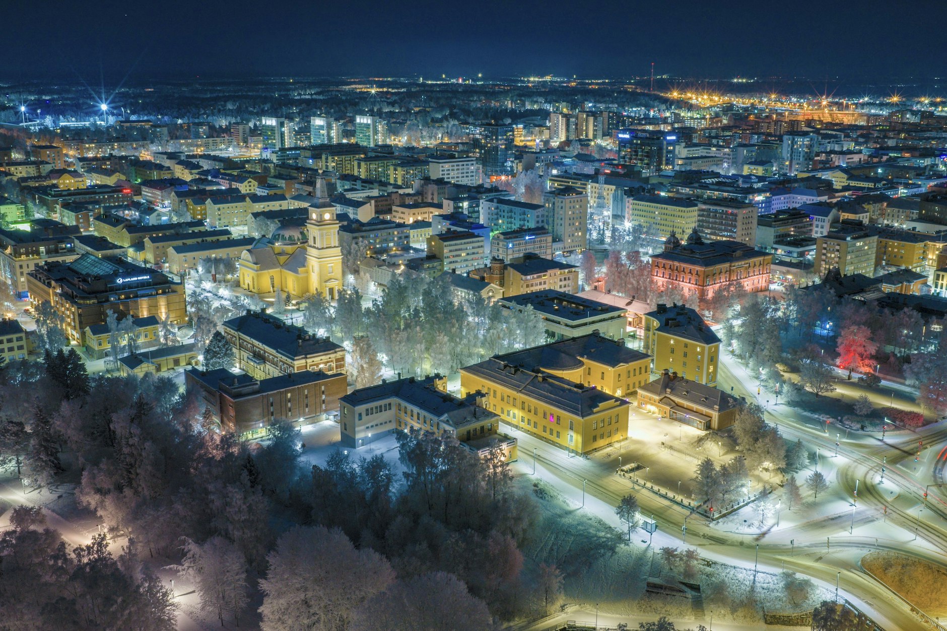 Wenn es Nacht wird in Oulu: Blick auf die Innenstadt mit dem Dom im Zentrum