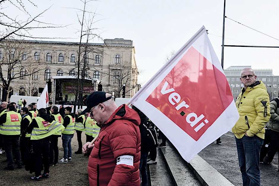 Mehrere hundert Gewerkschafter aus Berlin und Ostdeutschland haben an einer Kundgebung im Invalidenpark teilgenommen.