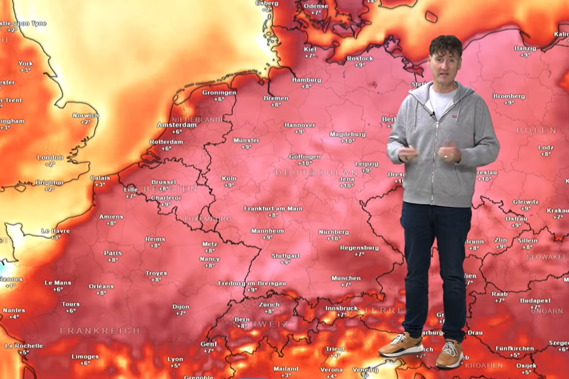 Europas Wetterkarte ist rot eingefärbt. Die Karte zeige die Temperaturabweichungen nach oben, die wird am kommenden Dienstag erwarten, erklärt Meteorologe Dominik Jung.