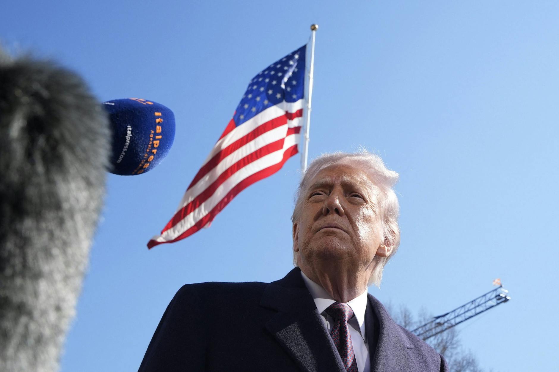 US-Präsident Donald Trump spricht mit Medienvertretern.