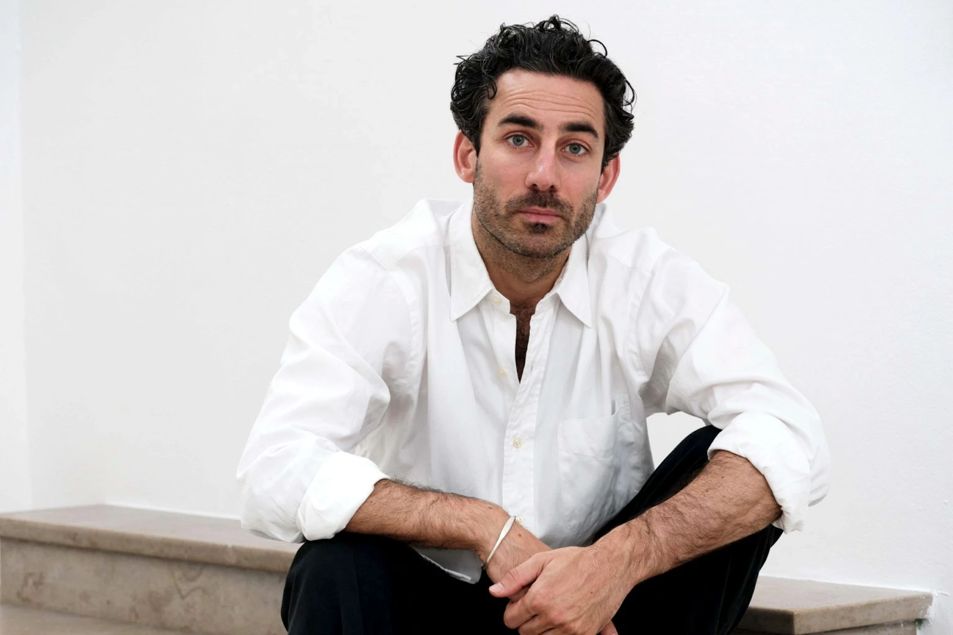 David Vajda, 1989 in München geboren, studierte Philosophie und Politikwissenschaften in London und in Cambridge. Er lebt als freier Autor und Regisseur in Berlin und Wien.