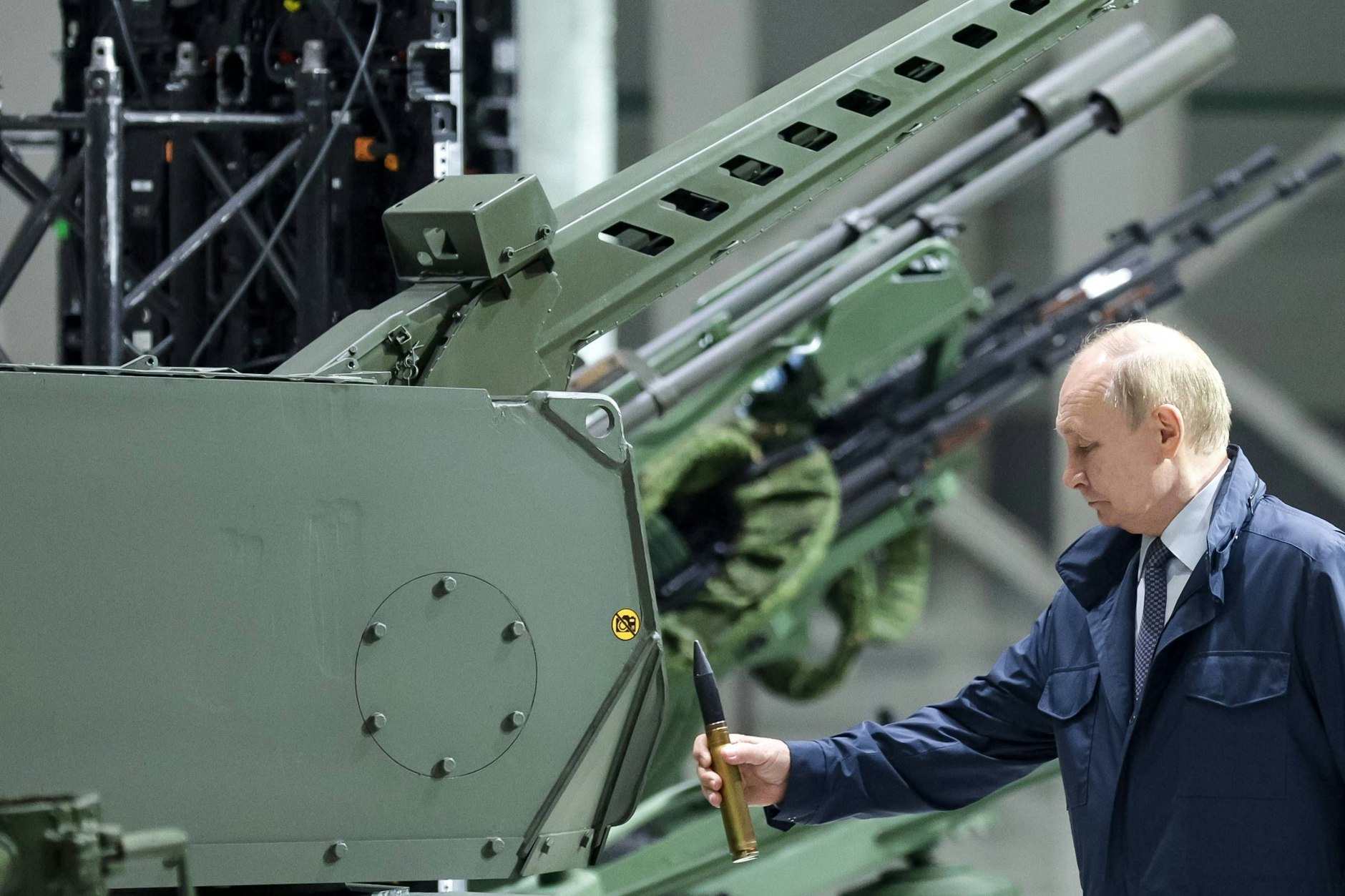 Der russische Präsident Wladimir Putin besichtigt eine Waffen-Ausstellung bei Moskau.