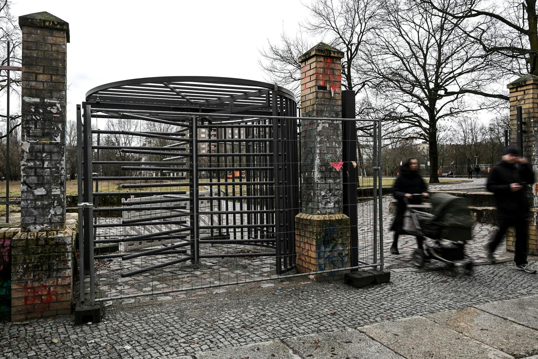 Blick auf einen neu gebauten Eingang am Görlitzer Park.